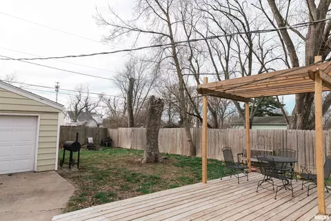 Exterior - 1815 Fairfield Dr, Springfield, IL 62702 photo 2 of 5