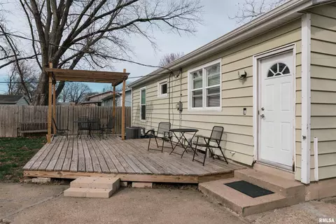 Exterior - 1815 Fairfield Dr, Springfield, IL 62702 photo 3 of 5