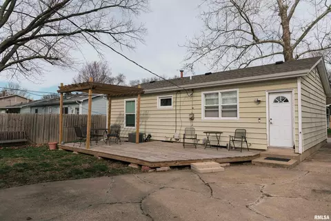 Exterior - 1815 Fairfield Dr, Springfield, IL 62702 photo 4 of 5