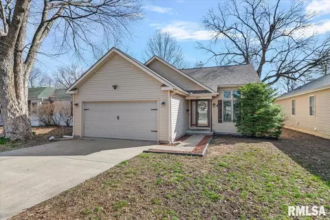 407 S 7th St, Auburn, IL 62615