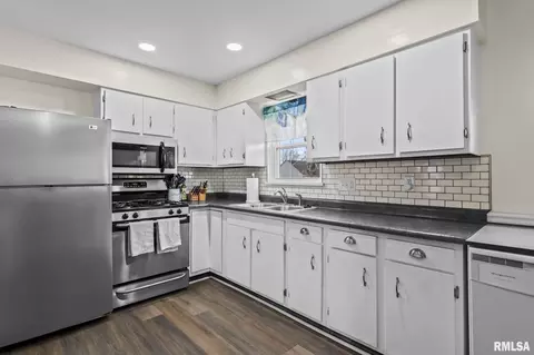 Kitchen - 2612 Sandgate Rd, Springfield, IL 62702 photo 3 of 3