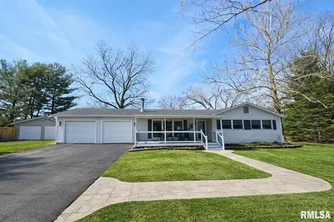 1623 Village Green Rd, Petersburg, IL 62675