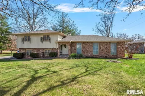 2 Linda Ln, Taylorville, IL 62568