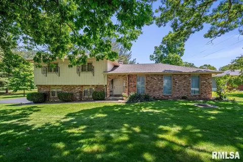 2 Linda Ln, Taylorville, IL 62568