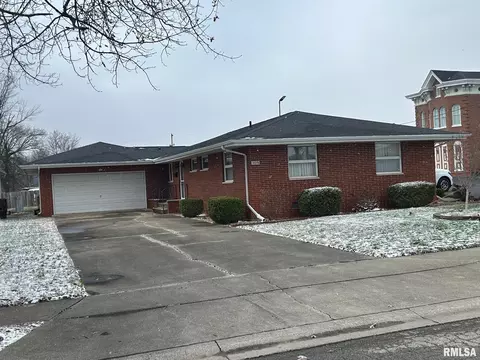 309 N Clay St, Taylorville, IL 62568