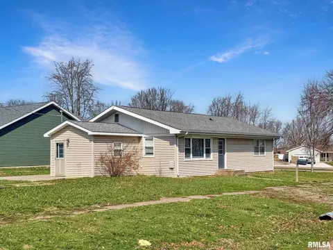 305 Walnut St, Mount Sterling, IL 62353