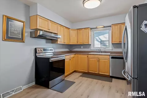 Kitchen - 49 Foresters Ln, Springfield, IL 62704 photo 1 of 2