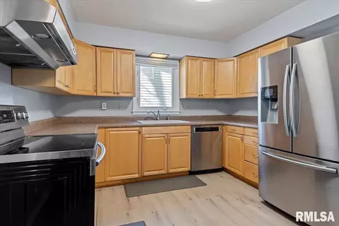 Kitchen - 49 Foresters Ln, Springfield, IL 62704 photo 2 of 2