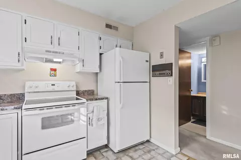 Kitchen - 1913 Jeanette Ln, Springfield, IL 62704 photo 1 of 3