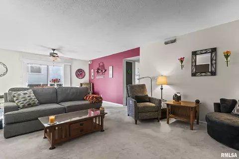 Living - 1913 Jeanette Ln, Springfield, IL 62704 photo 1 of 4