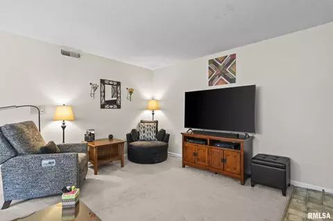 Living - 1913 Jeanette Ln, Springfield, IL 62704 photo 3 of 4