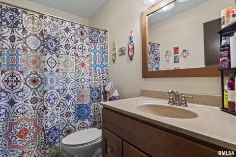 Bath - 1913 Jeanette Ln, Springfield, IL 62704 photo 1 of 2