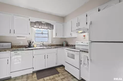 Kitchen - 1913 Jeanette Ln, Springfield, IL 62704 photo 2 of 3
