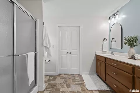 Bath - 4546 Thompson Rd, Springfield, IL 62711 photo 1 of 3