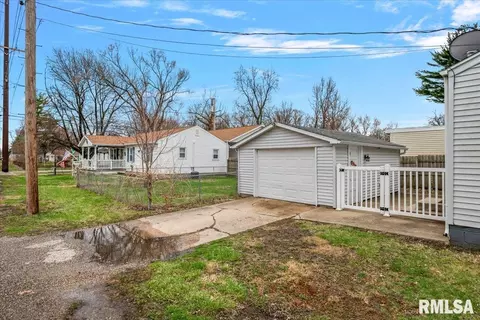 Exterior - 1050 N 19th St, Springfield, IL 62702 photo 1 of 4