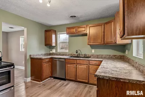 Entry Way - 1050 N 19th St, Springfield, IL 62702 photo 4 of 4