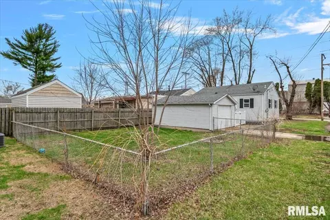 Exterior - 1050 N 19th St, Springfield, IL 62702 photo 3 of 4
