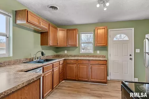 Entry Way - 1050 N 19th St, Springfield, IL 62702 photo 2 of 4