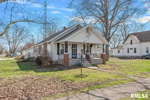 302 S Pine St, Stonington, IL 62567