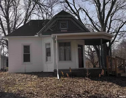 502 E 1st St, Maquon, IL 61458