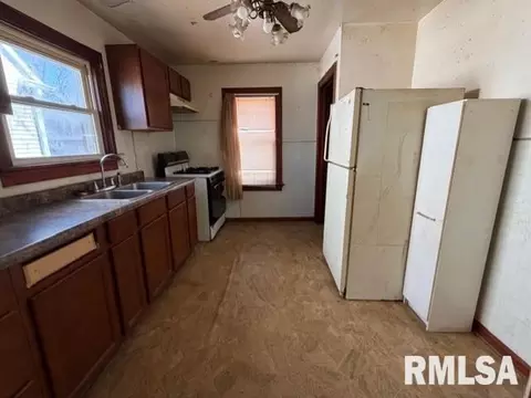 Entry Way - 2216 S 13th St, Springfield, IL 62703 photo 2 of 3