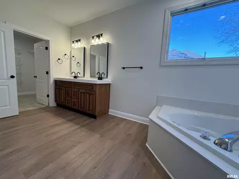 Bath - 4335 Creek Dr, Springfield, IL 62711 photo 3 of 7