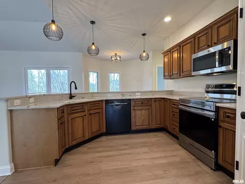 Kitchen - 4335 Creek Dr, Springfield, IL 62711 photo 3 of 8