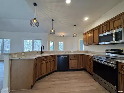 Kitchen - 4335 Creek Dr, Springfield, IL 62711 photo 6 of 8