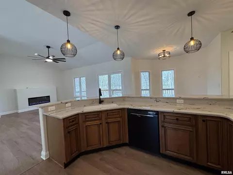 Kitchen - 4335 Creek Dr, Springfield, IL 62711 photo 5 of 8