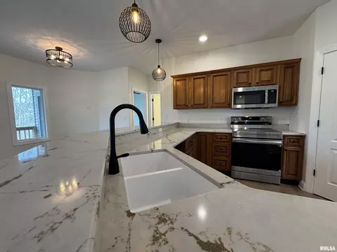 Kitchen - 4335 Creek Dr, Springfield, IL 62711 photo 7 of 8