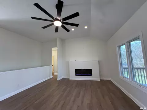 Living - 4335 Creek Dr, Springfield, IL 62711 photo 3 of 13