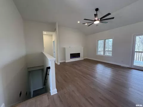 Living - 4335 Creek Dr, Springfield, IL 62711 photo 4 of 13