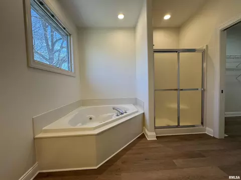 Bath - 4335 Creek Dr, Springfield, IL 62711 photo 2 of 7