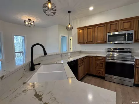 Kitchen - 4335 Creek Dr, Springfield, IL 62711 photo 2 of 8