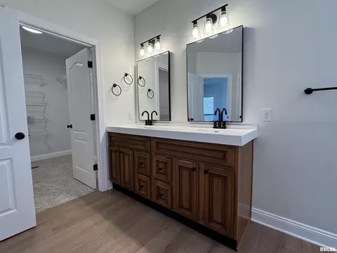 Bath - 4335 Creek Dr, Springfield, IL 62711 photo 4 of 7