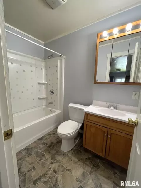 Bath - 817 E Stanford Ave, Springfield, IL 62704 photo 2 of 2