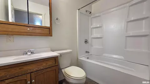 Bath - 817 E Stanford Ave, Springfield, IL 62704 photo 1 of 2