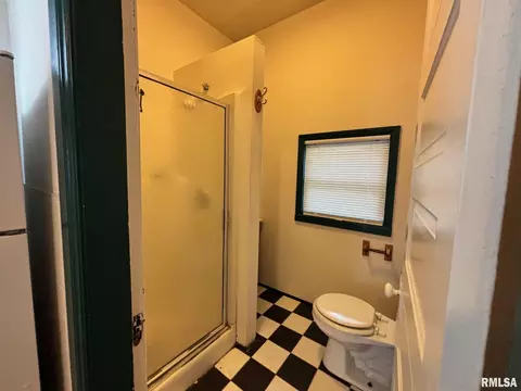 Bath - 1038 N 1st St, Springfield, IL 62702 photo 1 of 3