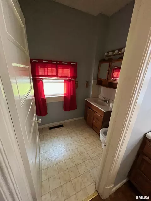Bath - 1038 N 1st St, Springfield, IL 62702 photo 2 of 3