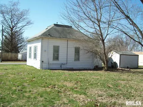 Exterior - 511 3rd St, Manchester, IL 62663 photo 2 of 3