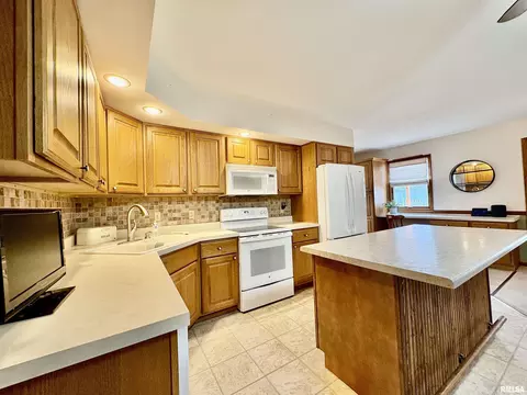 Kitchen - 901 E Old 36 Rd, Alexander, IL 62601 photo 6 of 10
