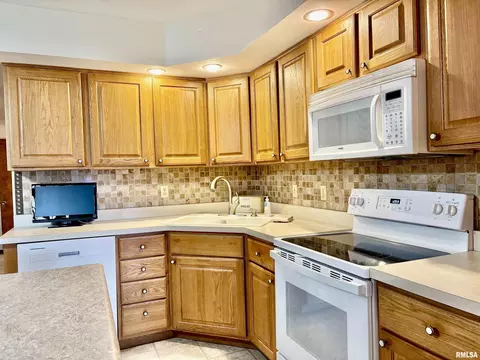 Kitchen - 901 E Old 36 Rd, Alexander, IL 62601 photo 3 of 10
