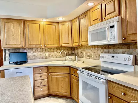 Kitchen - 901 E Old 36 Rd, Alexander, IL 62601 photo 4 of 10