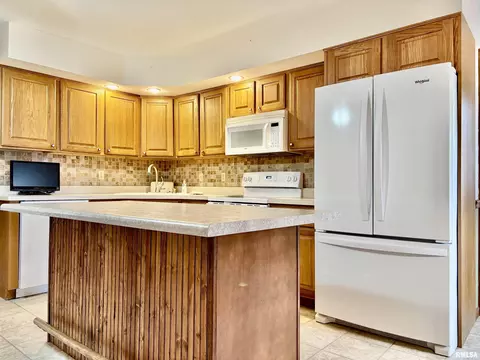 Kitchen - 901 E Old 36 Rd, Alexander, IL 62601 photo 8 of 10
