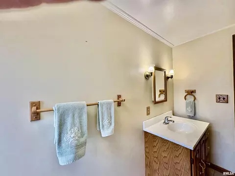 Bath - 901 E Old 36 Rd, Alexander, IL 62601 photo 15 of 15