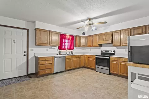Kitchen - 3005 Sutherland Rd, Springfield, IL 62702 photo 2 of 2