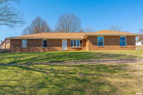 302 S Vine St, Mount Pulaski, IL 62548