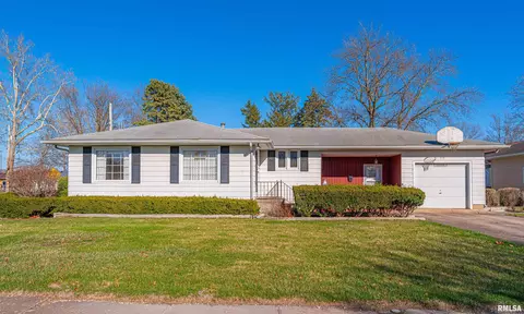 628 Grand Ave, Lincoln, IL 62656