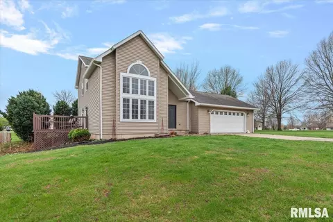 17296 Woodland Lakes Dr, Petersburg, IL 62675