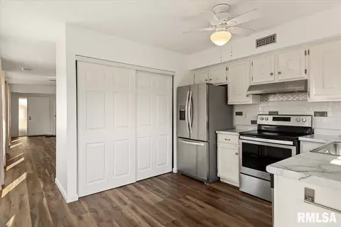 Entry Way - 36 Trailridge Ln, Springfield, IL 62704 photo 1 of 1